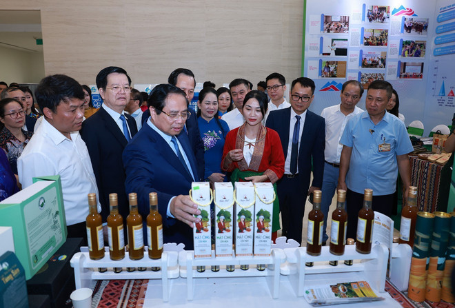 Le Premier ministre Pham Minh Chinh visite une exposition de produits OCOP (chaque commune, un produit) issus des minorités ethniques. Photo : VNA vna-potal-thu-tuong-du-tong-ket-chuong-trinh-muc-tieu-quoc-gia-phat-trien-kinh-te-xa-hoi-vung-dong-bao-dan-toc-thieu-so-8207245.jpg