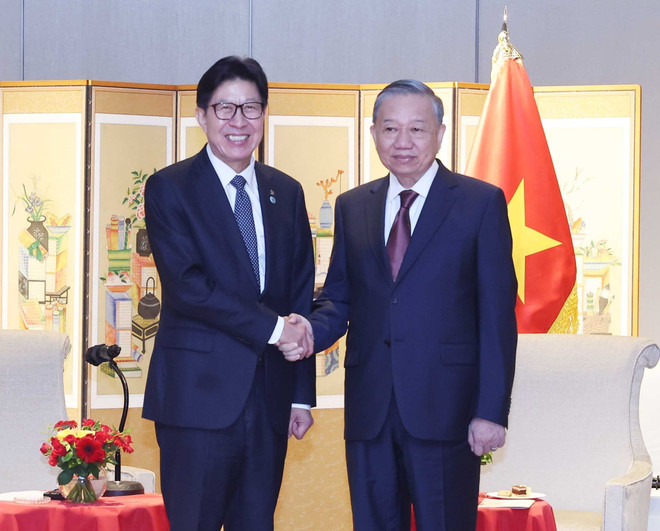 Le secrétaire général du Parti communiste du Vietnam (PCV), Tô Lâm (à droite) et le maire Park Heong Joon. Photo : VNA vna-potal-tong-bi-thu-to-lam-tiep-thi-truong-thanh-pho-busan-8207282.jpg