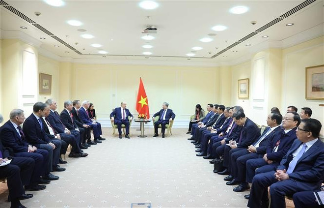 Lors de la rencontre. Photo : VNA vna-potal-tong-bi-thu-to-lam-tiep-chu-tich-dang-cong-san-nga-gennady-zyuganov-8025459.jpg