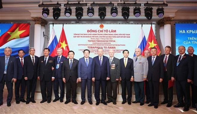 Lors de la rencontre. Photo : VNA vna-potal-tong-bi-thu-to-lam-gap-mat-tri-an-nhan-si-tri-thuc-chuyen-gia-nga-tung-giup-do-viet-nam-8025646.jpg