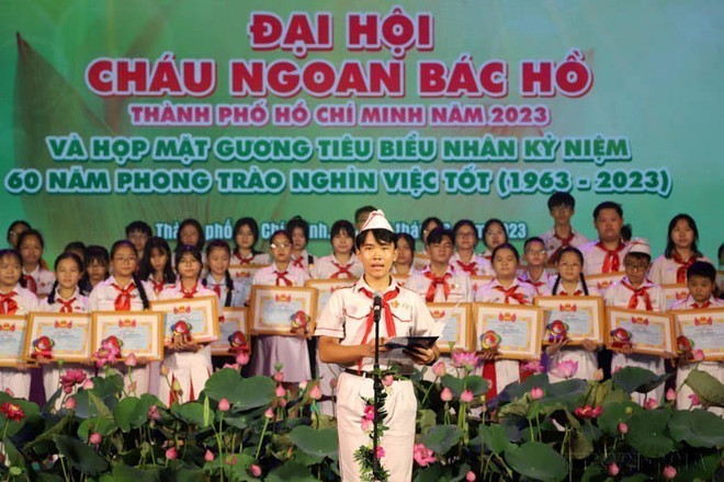 Nguyen Hoang Thang, du collège Binh Tri Dong (district de Binh Tan) et président de la 11e session du Conseil municipal des enfants, prend la parole en tant que représentant des enfants sages de l'Oncle Ho lors du programme en leur honneur à Hô Chi Minh-Ville en 2023. Photo : Hong Giang - VNA anh-11.jpg