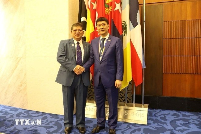 Le vice-président de l'Assemblée nationale vietnamienne, Vu Hong Thanh et le président de la Chambre des représentants malaisienne Johari bin Abdul (à gauche). Photo : VNA thanh-vien-aipa-8053708.jpg