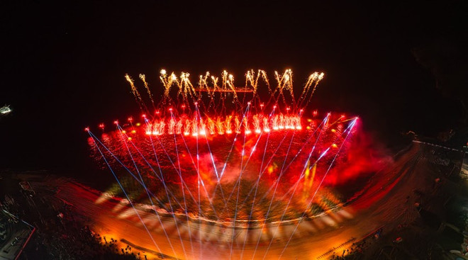 Une équipe de jet-ski tire des feux d'artifice établi un record du monde. Photo : Sun Group 03.png