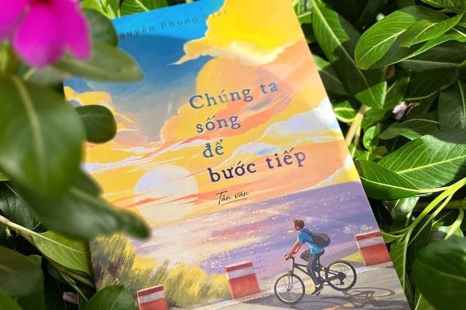 Le dernier ouvrage de Nguyen Phong Viet, « Nous vivons pour aller de l’avant», est le quatrième livre de sa série «Nous vivons ». Photo : VietnamPlus phongviet.jpg