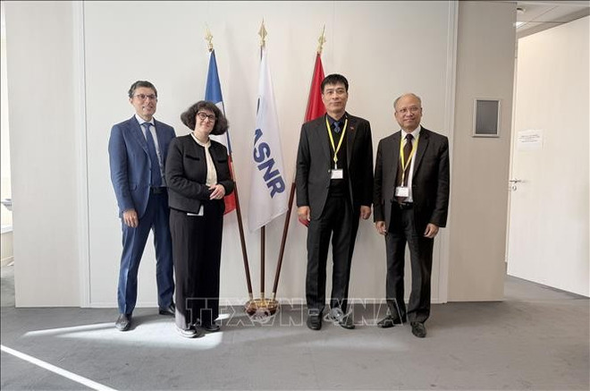 Le vice-ministre vietnamien de la Construction Pham Minh Hà (2e à droite), l'ambassadeur du Vietnam en France, Dinh Toàn Thang (1er à droite) et des dirigeants de l'Autorité française de sûreté nucléaire et de radioprotection (ASRN). Photo : VNA hat-nhan.jpg