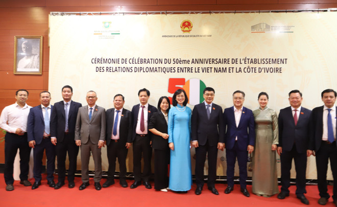 Lors de la cérémonie de célébration du 50e anniversaire de l’établissement des relations diplomatiques Vietnam - Côte d'Ivoire. Photo :VNA vna-potal-le-ky-niem-50-nam-thiet-lap-quan-he-viet-nam-cote-divoire-8145397.jpg