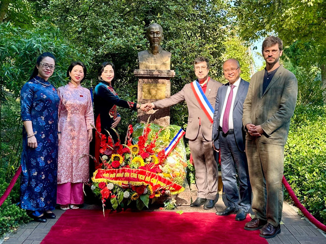 La vice-présidente de l’Assemblée nationale du Vietnam, Nguyên Thi Thanh, et des délégués devant le monument du Président Hô Chi Minh au Parc Montreau. Photo : VNA vna-potal-pho-chu-tich-quoc-hoi-nguyen-thi-thanh-tham-va-lam-viec-tai-phap-8144873.jpg