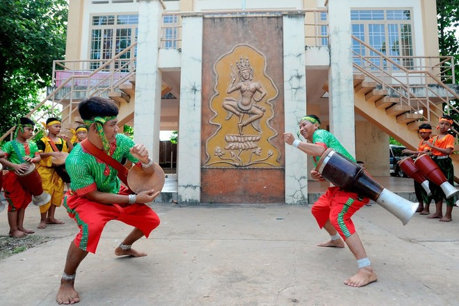 Pour exécuter les techniques difficiles de la danse aux tambours Chhay-dam, le danseur doit beaucoup s'entraîner afin de combiner de manière coordonnée les mouvements de la main sur le tambour et ceux des jambes, le tout avec agilité et grâce (Photo : An Hieu/VNA) mua-trong-chay-dam-4a.jpg