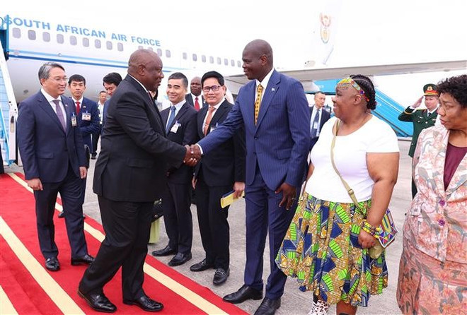 La visite d’État du président Matamela Cyril Ramaphosa au Vietnam marque une étape importante dans les relations bilatérales, témoignant de la haute considération mutuelle et de la volonté politique commune d’élever les liens entre les deux pays. Photo : VNA vna-potal-tong-thong-nam-phi-bat-dau-tham-cap-nha-nuoc-toi-viet-nam-8357275.jpg