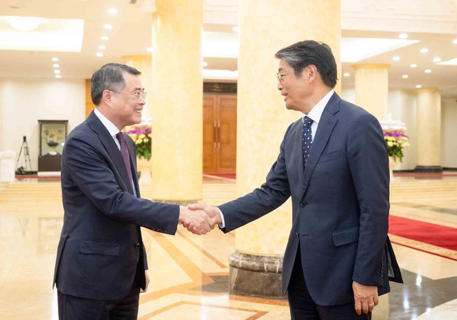 Lê Minh Hung, membre du Bureau politique, secrétaire du Comité central du Parti, chef de la Commission centrale d’organisation du Parti et président du Groupe des parlementaires d’amitié Vietnam – Japon reçoit l’ambassadeur du Japon au Vietnam, Ito Naoki. Photo : VNA vna-potal-truong-ban-to-chuc-trung-uong-tiep-dai-su-nhat-ban-tai-viet-nam-ito-naoki-8191949.jpg
