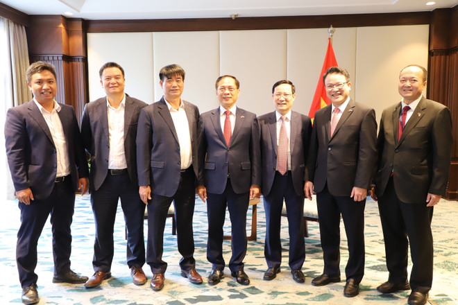 Le vice-Premier ministre et ministre des Affaires étrangères du Vietnam, Bui Thanh Son (centre) rencontre la direction de la Compagnie par actions vietnamienne des plastiques d’Europe, actuellement active sur le marché égyptien. Photo : VNA vna-potal-viet-nam-va-ai-cap-nhat-tri-day-manh-hop-tac-kinh-te-thuong-mai-va-dau-tu-8192260.jpg