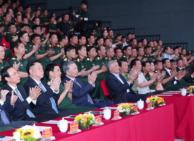Le secrétaire général du Parti et chef de la Commission militaire centrale, Tô Lam préside la cérémonie. De nombreux hauts responsables militaires, ainsi que des représentants exemplaires engagés dans l’étude du style de Hô Chi Minh, y assiste. Photo : VNA thumbstand.jpg