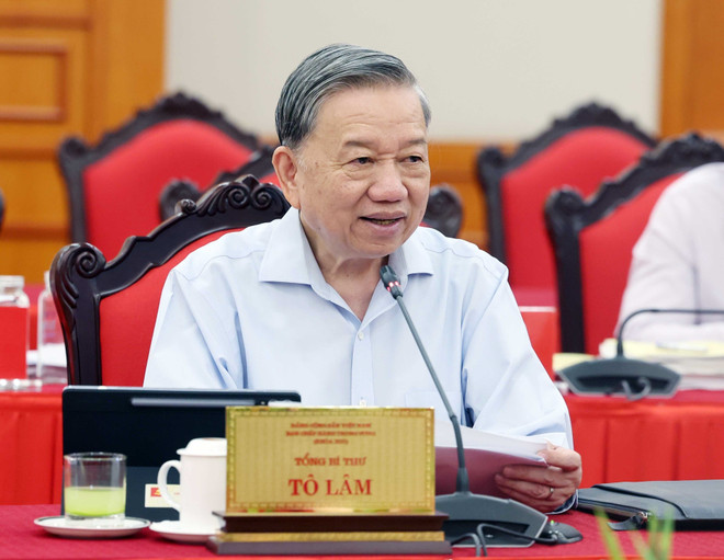 Le secrétaire général du Parti, Tô Lâm lors de la séance de travail du Bureau politique avec la permanence du Comité du Parti du gouvernement. Photo : VNA vna-potal-tong-bi-thu-to-lam-chu-tri-buoi-lam-viec-voi-ban-thuong-vu-dang-uy-chinh-phu-8266967.jpg