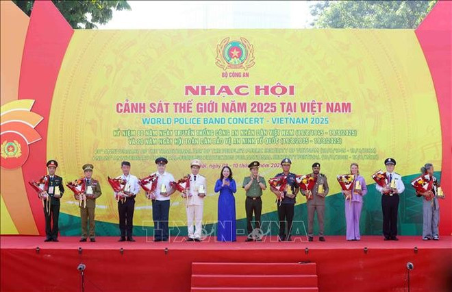 La cérémonie d'ouverture se déroule e en présence de la vice-présidente de la République, Vo Thi Anh Xuân, de représentants des ministères, d'organisations internationales et de dirigeants du ministère de la Sécurité publique. Photo : VNA dai-nhac-hoi.jpg