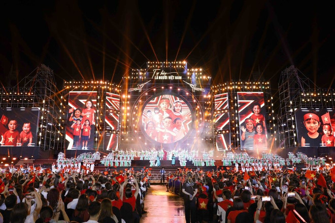 Le spectacle artistique spécial intitulé « Fiers d’être Vietnamiens » réunissant plus de 30.000 spectateurs et des millions de téléspectateurs à l’intérieur comme à l’extérieur du pays grâce à la retransmission télévisée et numérique. Photo : VNA 221809-chuong-trinh-nghe-thuat-dac-biet-tu-hao-la-nguoi-viet-nam-anh-phuong-hoa-ttxvn.jpg