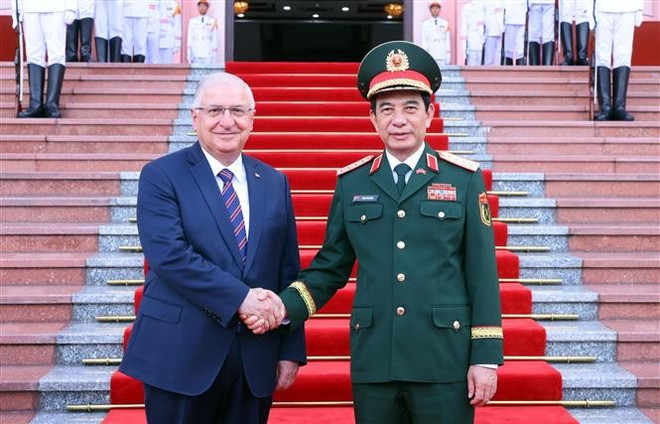 Le ministre vietnamien de la Défense, Phan Van Giang (à droite), et son homologue turc, Yasar Guler. Photo : VNA vna-potal-bo-truong-bo-quoc-phong-tho-nhi-ky-tham-chinh-thuc-viet-nam-8268716.jpg