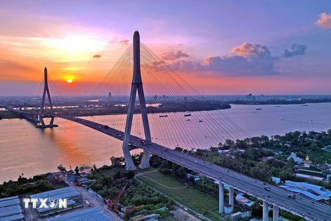 Le pont de Can Tho, dont la travée principale de 550 mètres en fait le plus long pont à haubans d'Asie du Sud-Est, est un ouvrage d'art remarquable, fruit d'une ingénierie de pointe et d'une collaboration vietnamo-japonaise. Photo : Tuan Anh/VNA 03-ava-cau-song-can-tho-4.jpg