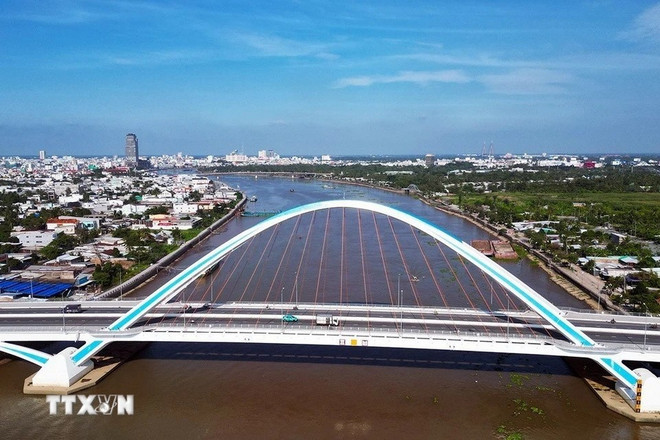 Le pont Tran Hoang Na en arc, doté de trois travées, améliore la connectivité des transports urbains entre la Nationale 1A et les rues du centre-ville, fluidifie le trafic et donc réduit les embouteillages aux heures de pointe. Photo : Tuan Anh/VNA 02-cau-song-can-tho-3.jpg