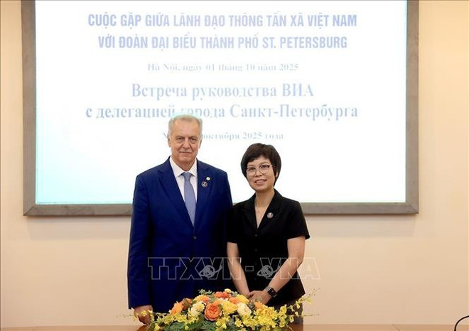 Vu Viet Trang, directeur général de VNA, et Grigoriev Evghnhi Dmitrievic, président du Comité des relations extérieures de la municipalité de Saint-Pétersbourg. Photo : VNA ttx5-11025.jpg