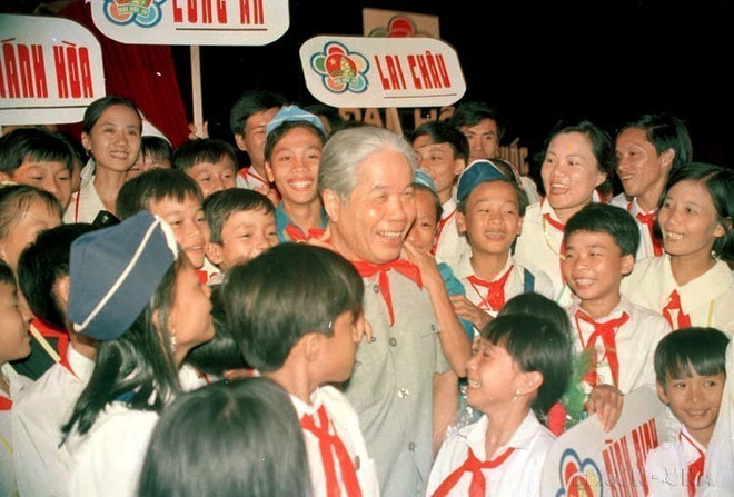 Le secrétaire général du PCV Do Muoi avec les enfants participant au 4e Congrès national des enfants sages de l'Oncle Ho (1995). Photo : Dinh Tran - VNA anh-4.jpg