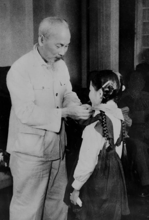 Le Président Ho Chi Minh noue un foulard rouge au cou d'une petite fille de Hanoï à l'occasion du 30e anniversaire de la fondation du Parti (1960). Photo : archives de la VNA anh-6.jpg