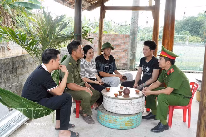 vnanet-095545-cong-an-xa-bo-trach-quang-tri-va-luc-luong-an-ninh-co-so-tuyen-truyen-ve-ngay-hoi-bau-cu-den-moi-nguoi-dan-anh-ta-chuyen-ttxvn.jpg