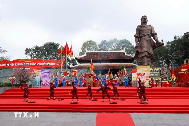 La fête n’est pas seulement une manifestation culturelle et historique annuelle, mais aussi un moment propice à l’éveil de l’esprit patriotique, de la solidarité et de l’honneur pour chaque individu. Photo : VNA 0502-le-hoi-go-dong-da.jpg
