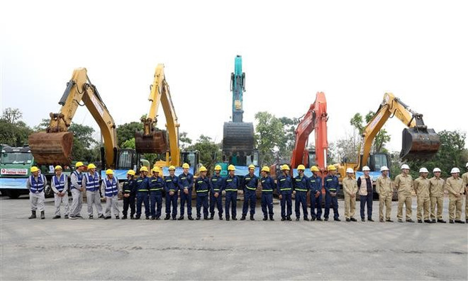 Lors de la cérémonie de lancement des travaux du pont Tu Liên et des voies d'accès à ses deux extrémités, à Hanoï. Photo : VNA vna-potal-ha-noi-khoi-cong-xay-dung-cau-tu-lien-8040492.jpg