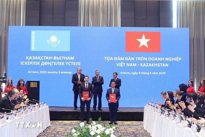 Le secrétaire général Tô Lâm à la signature de l'accord de franchise entre VietjetAir du Vietnam et Qazaq Air du Kazakhstan. Photo : VNA tong-bi-thu-to-lam-du-toa-dam-ban-tron-doanh-nghiep-viet-nam-kazakhstan-8015235-1.jpg