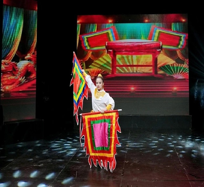 Parmi les près de 200 représentations du Festival des arts de la jeunesse et des enfants qui s'est récemment tenu à la Télévision vietnamienne (10 juillet), près de la moitié étaient des œuvres culturelles et artistiques traditionnelles. Photo : Comité d'organisation truc-2.png