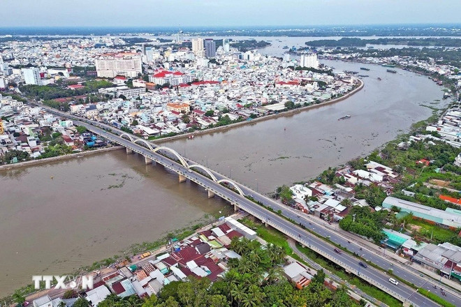 Le pont Quang Trung, au Sud de la ville de Can Tho, joue un rôle de levier pour promouvoir le développement économique et attirer les investissements. Photo : Tuan Anh/VNA 01-cau-song-can-tho-1.jpg
