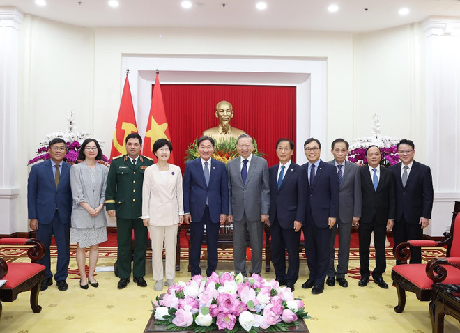 Lors de la réception. Photo : VNA vna-potal-tong-bi-thu-to-lam-tiep-dac-phai-vien-cua-tong-thong-han-quoc-8178798.jpg