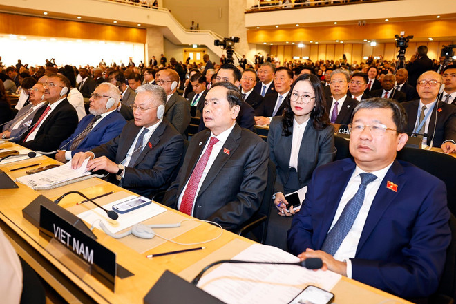 Le président de l'Assemblée nationale, Tran Thanh Man (2e à droite, en premier plan), à la cérémonie d'ouverture de la 6e Conférence mondiale des présidents de parlement. Photo : VNA vna-potal-chu-tich-quoc-hoi-du-le-khai-mac-hoi-nghi-cac-chu-tich-quoc-hoi-the-gioi-lan-thu-6-8179080.jpg