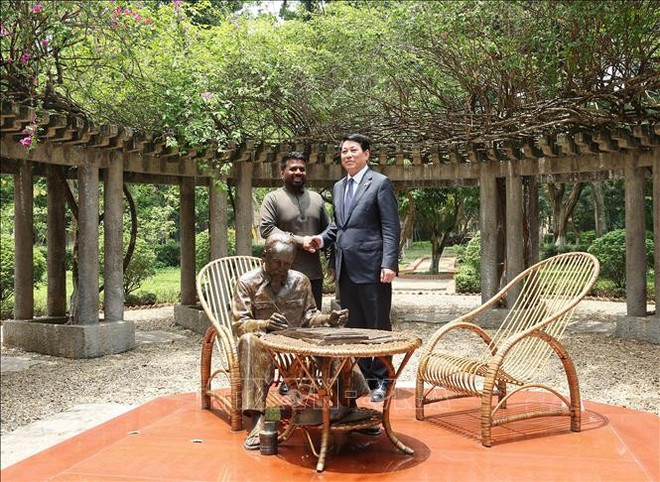 Le président sri-lankais Anura Kumara Dissanayaka et son homologue vietnamien, Luong Cuong auprès de la statue en bronze représentant "l’Oncle Hô assis travaillant dans le jardin du Palais présidentiel". Photo : VNA vna-potal-chu-tich-nuoc-luong-cuong-va-tong-thong-sri-lanka-tham-khu-di-tich-chu-tich-ho-chi-minh-tai-phu-chu-tich-stand.jpg