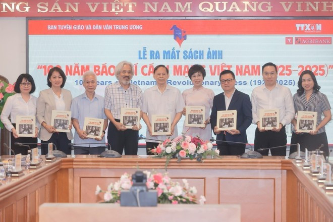 Cérémonie pour le lancement du livre photo «Les 100 ans de la presse révolutionnaire vietnamienne (1925-2025)», à Hanoi, le 10 juin. Photo : VNA vna-potal-le-ra-mat-sach-anh-100-nam-bao-chi-cach-mang-viet-nam-1025-2025-8083124.jpg