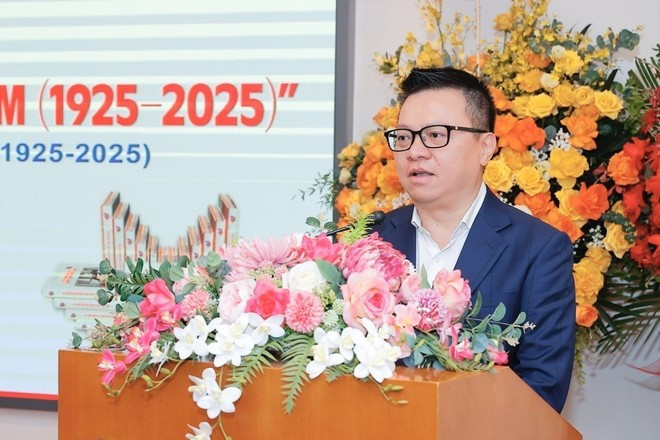 Le membre du Comité central du Parti et rédacteur en chef du journal Nhân Dân, Lê Quôc Minh, s’exprime lors de la cérémonie. Photo : VNA vna-potal-le-ra-mat-sach-anh-100-nam-bao-chi-cach-mang-viet-nam-1025-2025-8083142.jpg