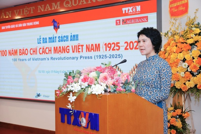 Phung Thi My, directrice de la Maison d’édition de la VNA s'exprime. (Photo : VNA) vna-potal-le-ra-mat-sach-anh-100-nam-bao-chi-cach-mang-viet-nam-1025-2025-8083138.jpg
