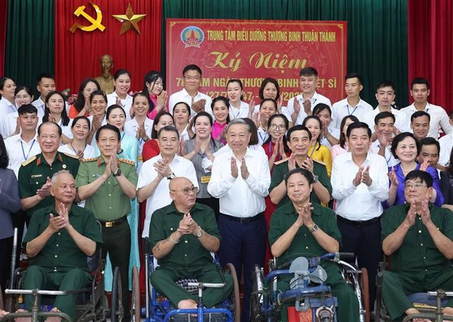 Les personnes méritantes ayant servi la nation et la révolution sont des biens nationaux précieux, une valeur fondamentale reflétant la tradition morale du Vietnam et son engagement patriotique., selon le leader du PCV. Photo : VNA vna-potal-tong-bi-thu-to-lam-tham-trung-tam-dieu-duong-thuong-binh-thuan-thanh-8150367.jpg