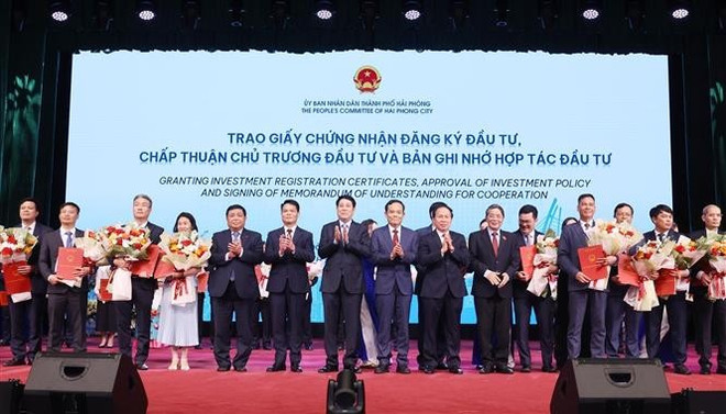 Des certificats d’enregistrement d’investissement sont remis à des entreprises nationales et internationales, pour un montant total dépassant 15,6 milliards de dollars. PHoto : VNA vna-potal-chu-tich-nuoc-du-hoi-nghi-xuc-tien-dau-tu-hai-phong-diem-den-chien-luoc-cua-ky-nguyen-moi-8150635.jpg