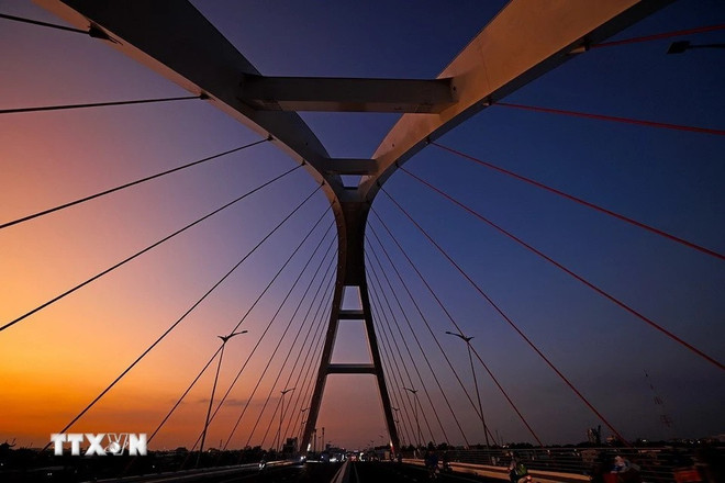 La construction de ces ponts s'inscrit dans une démarche globale d'aménagement urbain visant à faire de Can Tho une ville moderne et attractive. Photo : Tuan Anh/VNA 05-cau-song-can-tho-6.jpg