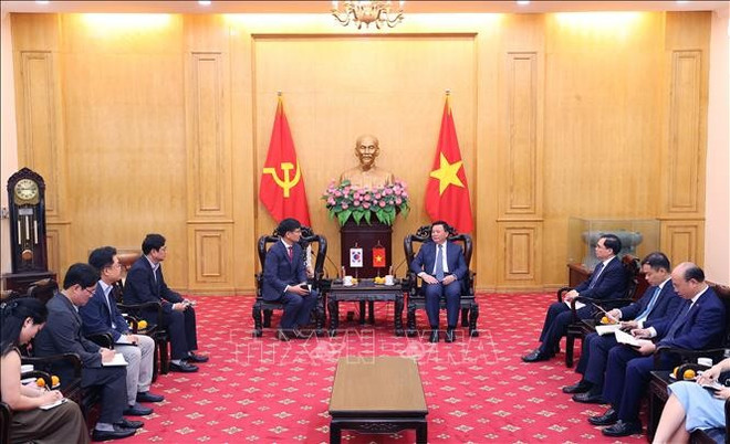 Nguyên Xuân Thang rencontre Na Ki Hong, directeur général de Samsung Vietnam. Photo : VNA vna-potal-dong-chi-nguyen-xuan-thang-tiep-tong-giam-doc-samsung-viet-nam-stand.jpg