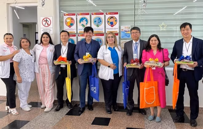 doan-cong-tac-dai-su-quan-viet-nam-chup-anh-chung-voi-ban-lanh-dao-he-thong-giao-duc-mam-non-cendi-anh-phat.jpg
