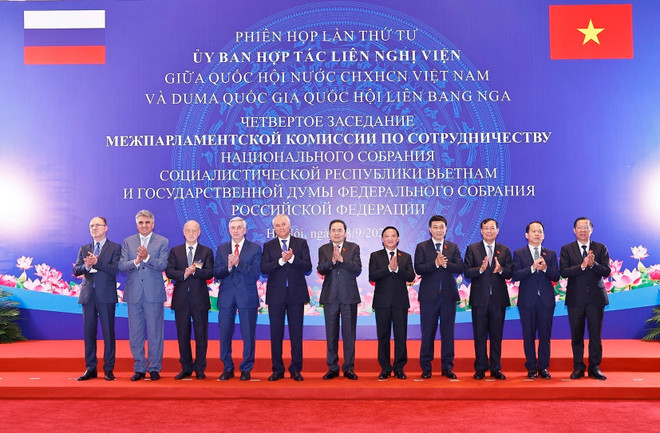 Le président de l’Assemblée nationale (AN) du Vietnam, Trân Thanh Mân, le président de la Douma d’État de Russie, Viatcheslav Volodine, et des délégués lors de la 4ᵉ réunion du Comité de coopération interparlementaire entre l’AN vietnamienne et la Douma d’État russe. Photo : VNA vna-potal-khai-mac-phien-hop-lan-thu-tu-uy-ban-lien-nghi-vien-ve-hop-tac-giua-quoc-hoi-viet-nam-va-duma-quoc-gia-nga-8302336.jpg