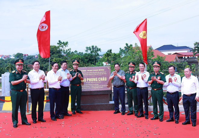 Enjambant le fleuve Rouge entre les communes de Phung Nguyen et Van Xuan, ce pont assure une liaison rapide, facilitant ainsi les déplacements, la relance économique et le renforcement de la sécurité régionale. Photo : VNA vna-potal-thu-tuong-du-le-khanh-thanh-cau-phong-chau-moi-8301619.jpg