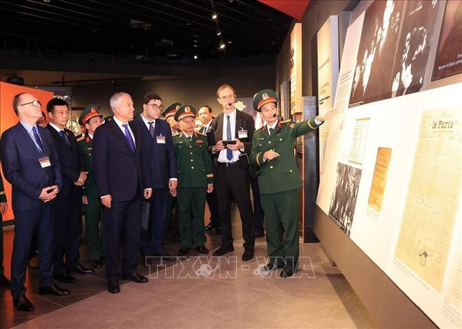 Le président de la Douma d’État russe en visite au Musée d’histoire militaire du Vietnam. Photo : VNA vna-potal-chu-tich-duma-quoc-gia-nga-tham-bao-tang-lich-su-quan-su-viet-nam-stand.jpg