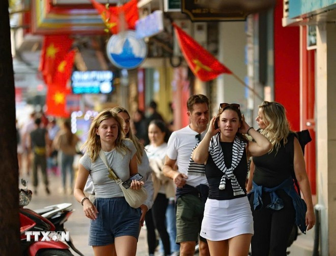 En juillet 2025, Hanoï a accueilli environ 2,8 millions de visiteurs dont 553 000 touristes étrangers. Photo : VNA khach-du-lich-quoc-te-2512.jpg