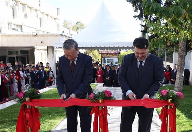 Le secrétaire général Tô Lâm (à gauche) coupe le ruban pour inaugurer le monument du Président Hô Chi Minh dans l'enceinte de l'ambassade. Photo : VNA vna-potal-tong-bi-thu-du-le-khanh-thanh-tuong-dai-chu-tich-ho-chi-minh-tai-dai-su-quan-viet-nam-o-bulgari-8360776.jpg