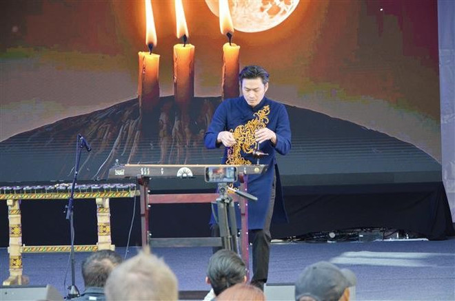 L'artiste Le Hoai Phuong, du Centre culturel du Vietnam en France, interprète un solo de monocorde. Photo : VNA vna-potal-viet-nam-gop-sac-mau-van-hoa-tai-korean-expo-2025-o-paris-8317844.jpg