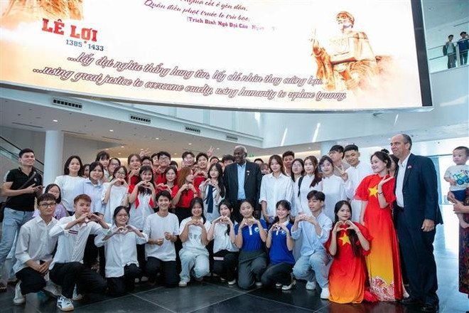 Le président de l'Assemblée nationale cubaine prend une photo avec des jeunes et des visiteurs du Musée d'histoire militaire du Vietnam. Photo : VNA vna-potal-chu-tich-quoc-hoi-cuba-tham-bao-tang-lich-su-quan-su-viet-nam-8318434.jpg