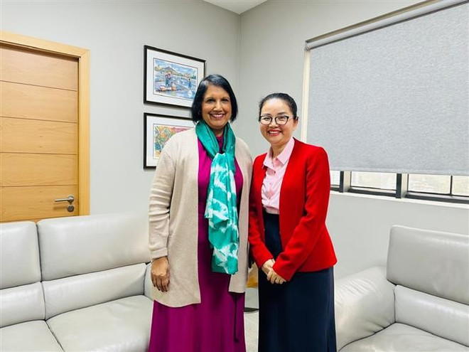 L'ambassadrice Trân Thi Thu Thin (à droite) et la ministre des Services financiers et de la Planification économique, Jyoti Jeetun. Photo : Ambassade du Vietnam au Mozambique/VNA thumbstand-4.jpg